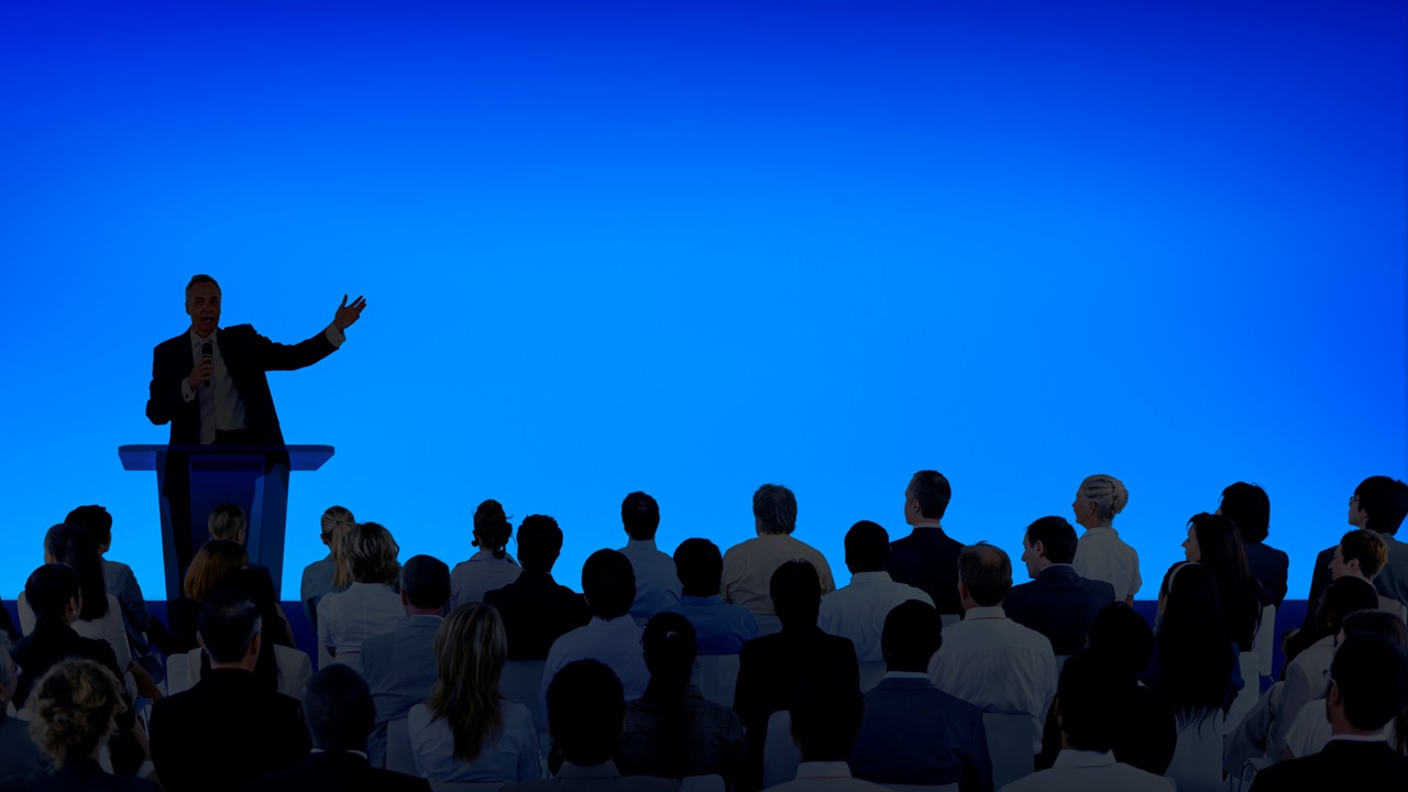 empresario-corporativo-dando-una-presentacion-una-gran-audiencia.jpg