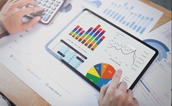 empresaria-usando-tableta-analizar-concepto-exito-estadisticas-estrategia-financiera-empresa-planificacion-futuro-sala-oficina.jpg