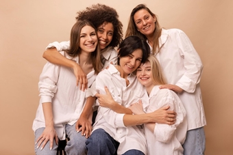 hermosas-senoritas-diversas-jeans-camisas-blancas-miran-camara-sobre-fondo-beige-concepto-dia-mujer.jpg
