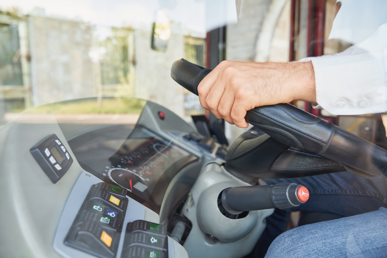 hombre-irreconocible-con-camisa-conduciendo-un-autobus-interurbano-durante-el-dia-vista-de-cosecha-de-un-autobus-profesional-masculino.jpg